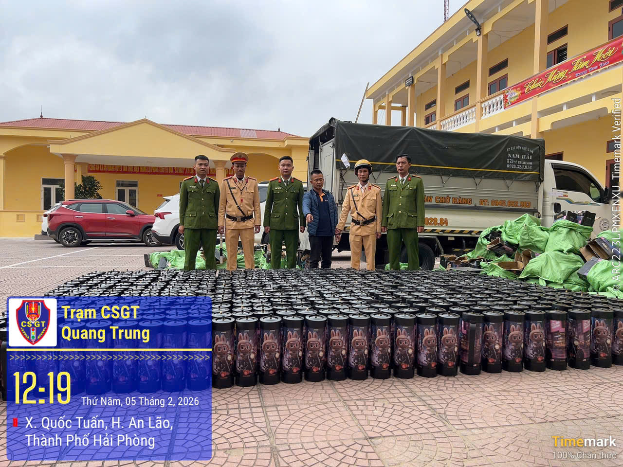 Phòng Cảnh sát giao thông phát hiện hơn 500 bình khí (nghi bình khí cười) không hóa đơn, nguồn gốc xuất xứ